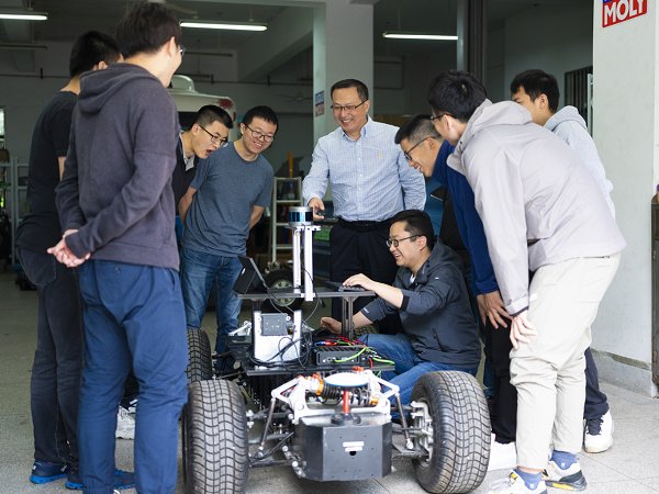 【寻访身边的榜样】他把“小”车开上“大”舞台———访东南大学首席教授殷国栋