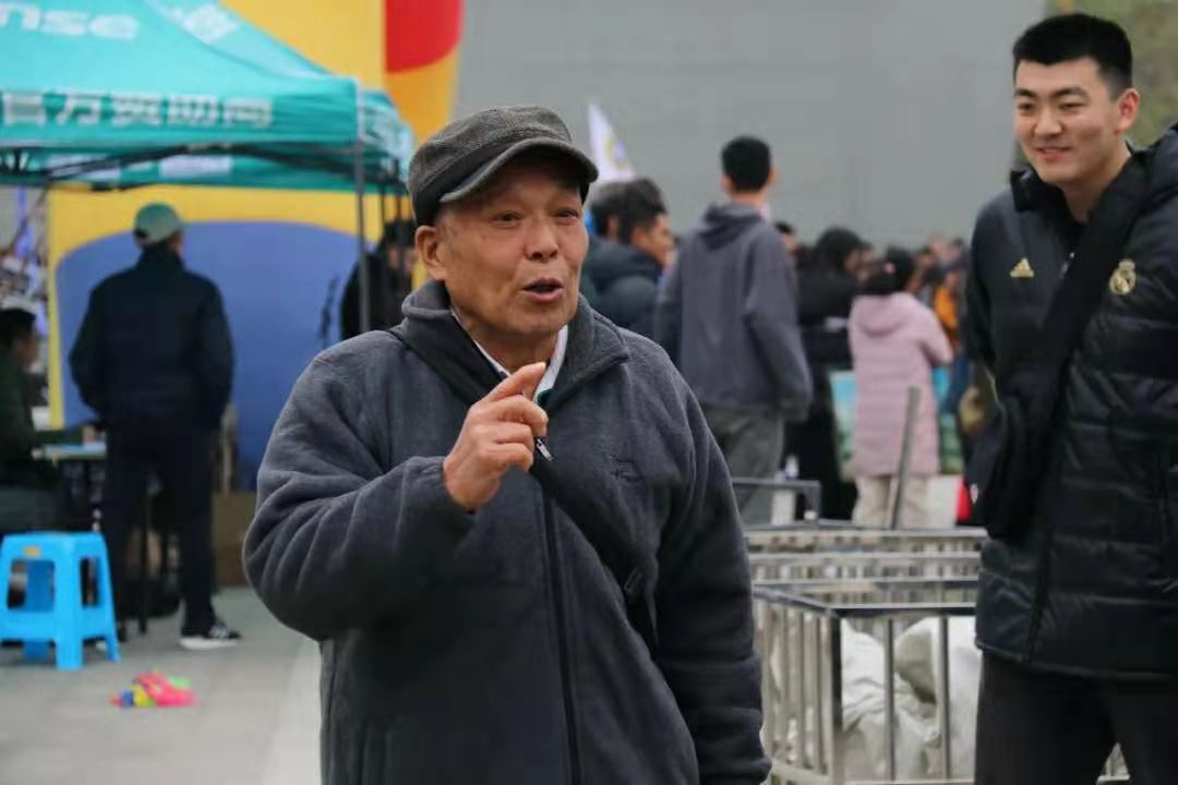 【寻访身边的榜样】鹤发银丝映日月 丹心热血沃新花——记交通学院班主任老师许映泉